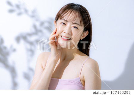 ミドル女性のビューティー 137133293