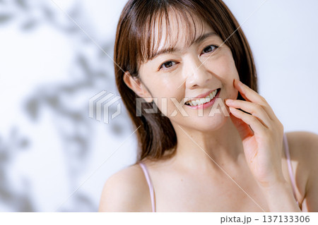 ミドル女性のビューティー 137133306