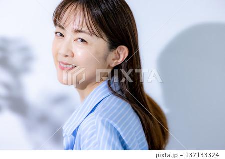 ミドル女性のビューティー 137133324