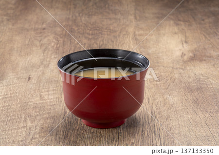 伝統的なお椀に入った温かい味噌汁 137133350