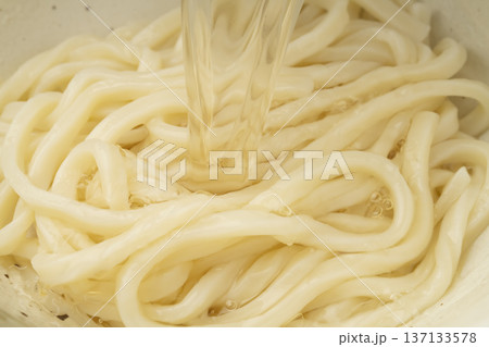 うどんに出汁を注ぐ 出汁をぶっかける 麺つゆをかける うどんに出汁を注ぐ 出汁をぶっかける 麺つゆをかける 137133578