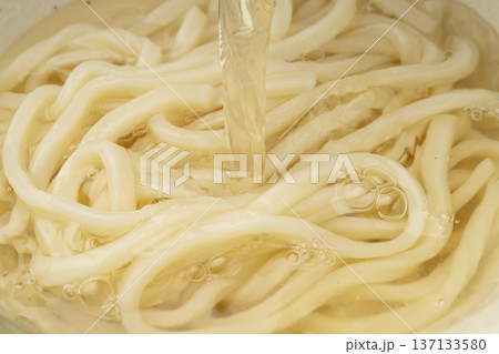 うどんに出汁を注ぐ　出汁をぶっかける　麺つゆをかける　 137133580