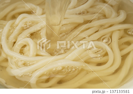 うどんに出汁を注ぐ 出汁をぶっかける 麺つゆをかける うどんに出汁を注ぐ 出汁をぶっかける 麺つゆをかける 137133581