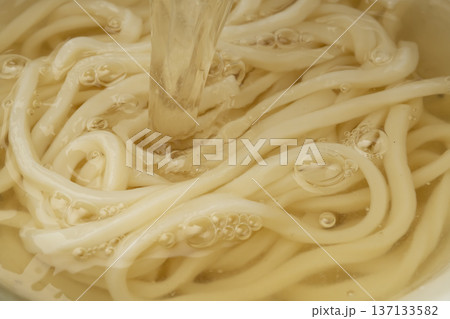 うどんに出汁を注ぐ 出汁をぶっかける 麺つゆをかける うどんに出汁を注ぐ 出汁をぶっかける 麺つゆをかける 137133582