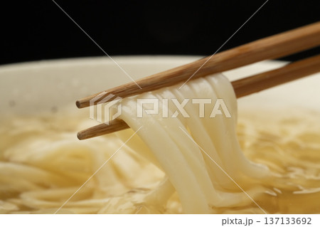 冷たいうどんを箸で持ち上げる 冷たいうどんを箸で持ち上げる 137133692