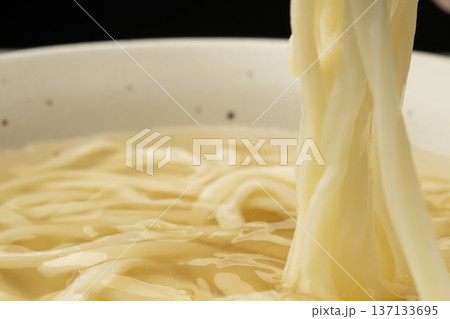 冷たいうどんを箸で持ち上げる 冷たいうどんを箸で持ち上げる 137133695