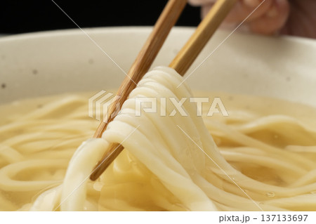 冷たいうどんを箸で持ち上げる 137133697