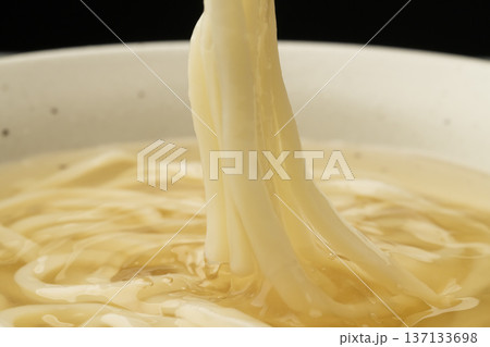 冷たいうどんを箸で持ち上げる 冷たいうどんを箸で持ち上げる 137133698