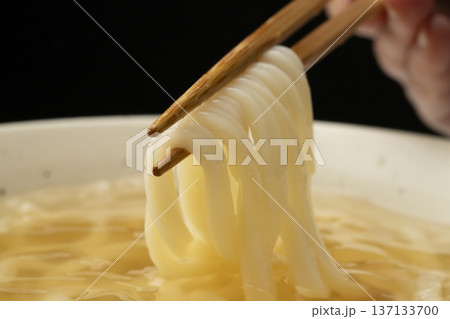 冷たいうどんを箸で持ち上げる 冷たいうどんを箸で持ち上げる 137133700