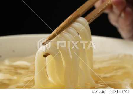 冷たいうどんを箸で持ち上げる 冷たいうどんを箸で持ち上げる 137133701