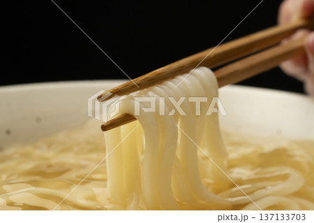 冷たいうどんを箸で持ち上げる 冷たいうどんを箸で持ち上げる 137133703