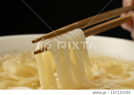 冷たいうどんを箸で持ち上げる 137133705