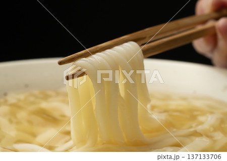 冷たいうどんを箸で持ち上げる 冷たいうどんを箸で持ち上げる 137133706