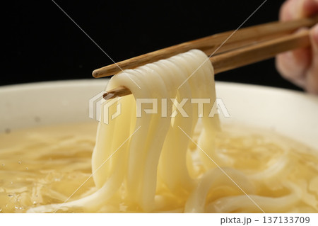 冷たいうどんを箸で持ち上げる 冷たいうどんを箸で持ち上げる 137133709