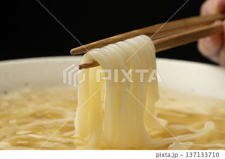 冷たいうどんを箸で持ち上げる 冷たいうどんを箸で持ち上げる 137133710