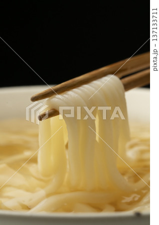 冷たいうどんを箸で持ち上げる 137133711