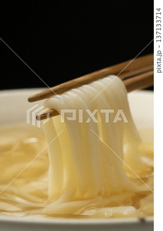 冷たいうどんを箸で持ち上げる 137133714