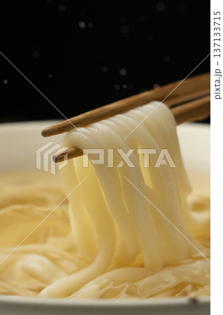 冷たいうどんを箸で持ち上げる 冷たいうどんを箸で持ち上げる 137133715