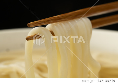 冷たいうどんを箸で持ち上げる 137133719
