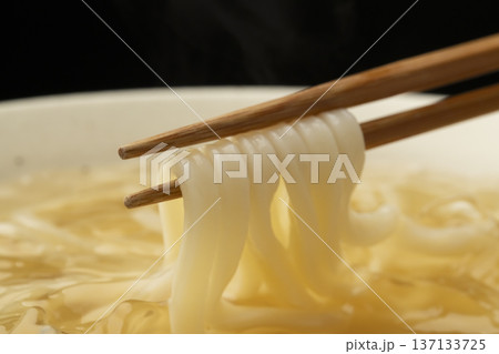 冷たいうどんを箸で持ち上げる 冷たいうどんを箸で持ち上げる 137133725