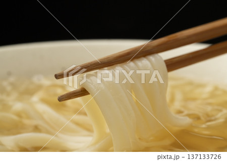 冷たいうどんを箸で持ち上げる 冷たいうどんを箸で持ち上げる 137133726