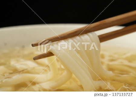 冷たいうどんを箸で持ち上げる 137133727
