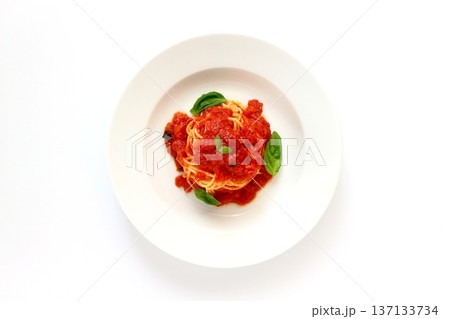 真上から見た白背景のトマトパスタ 137133734