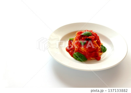 白背景のトマトパスタ 137133882
