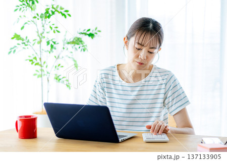 家計を考える主婦 家計を考える主婦 137133905