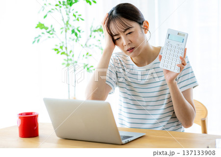 家計を考える主婦 137133908