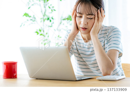 家計を考える主婦 137133909