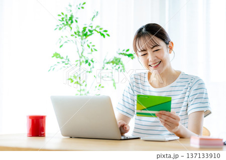 通帳を見るミドル女性 137133910