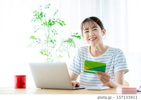 通帳を見るミドル女性 通帳を見るミドル女性 137133911