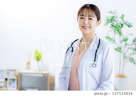 オンライン診察するミドル女性医師 137133914