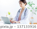 オンライン診察するミドル女性医師 137133916
