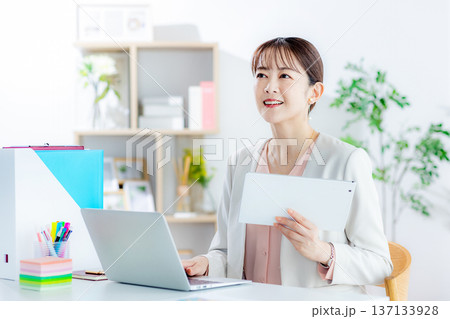 テレワークで仕事をする女性 137133928