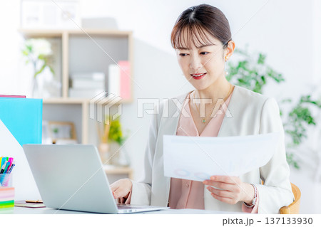 テレワークで仕事をする女性 テレワークで仕事をする女性 137133930