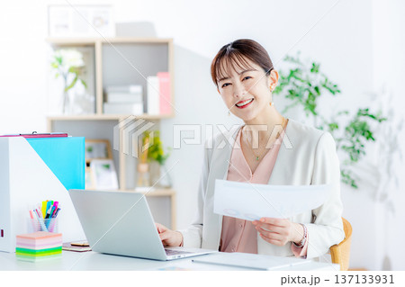 テレワークで仕事をする女性 テレワークで仕事をする女性 137133931