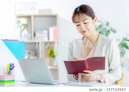 テレワークで仕事をする女性 テレワークで仕事をする女性 137133933