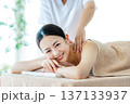 エステを受けるミドル女性 137133937