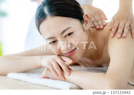 エステを受けるミドル女性 137133942