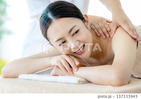 エステを受けるミドル女性 エステを受けるミドル女性 137133943