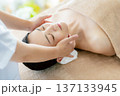 フェイシャルマッサージ 137133945