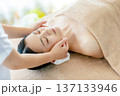 フェイシャルマッサージ 137133946