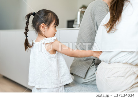 忙しいお母さんに話しかける子供(甘える,ねだる,アピール) 忙しいお母さんに話しかける子供(甘える,ねだる,アピール) 137134034