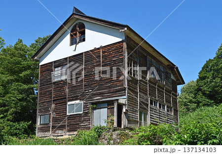 豪雪地帯に佇む木造校舎の記憶 137134103