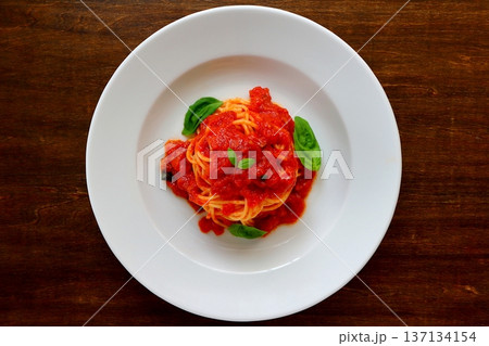 真上から見たテーブル背景のトマトパスタ 137134154