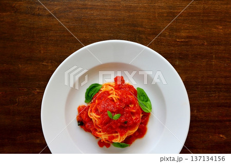 真上から見たテーブル背景のトマトパスタ 137134156