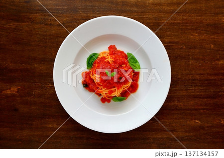 真上から見たテーブル背景のトマトパスタ 137134157