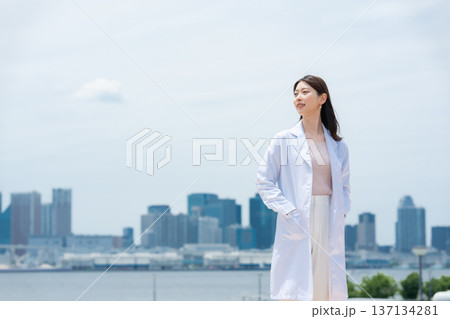 女医　女性医師	 137134281